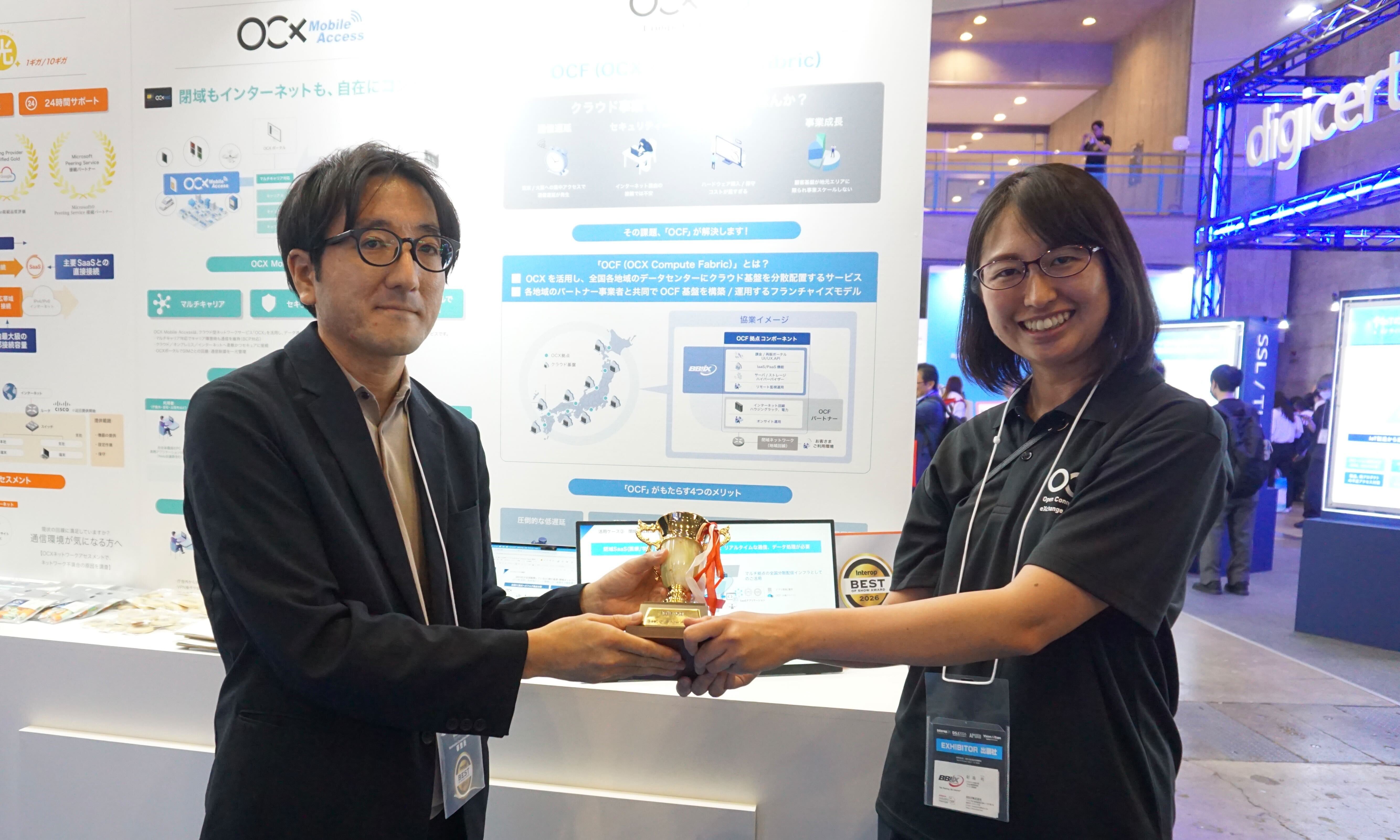 ブースでのトロフィー授与の様子